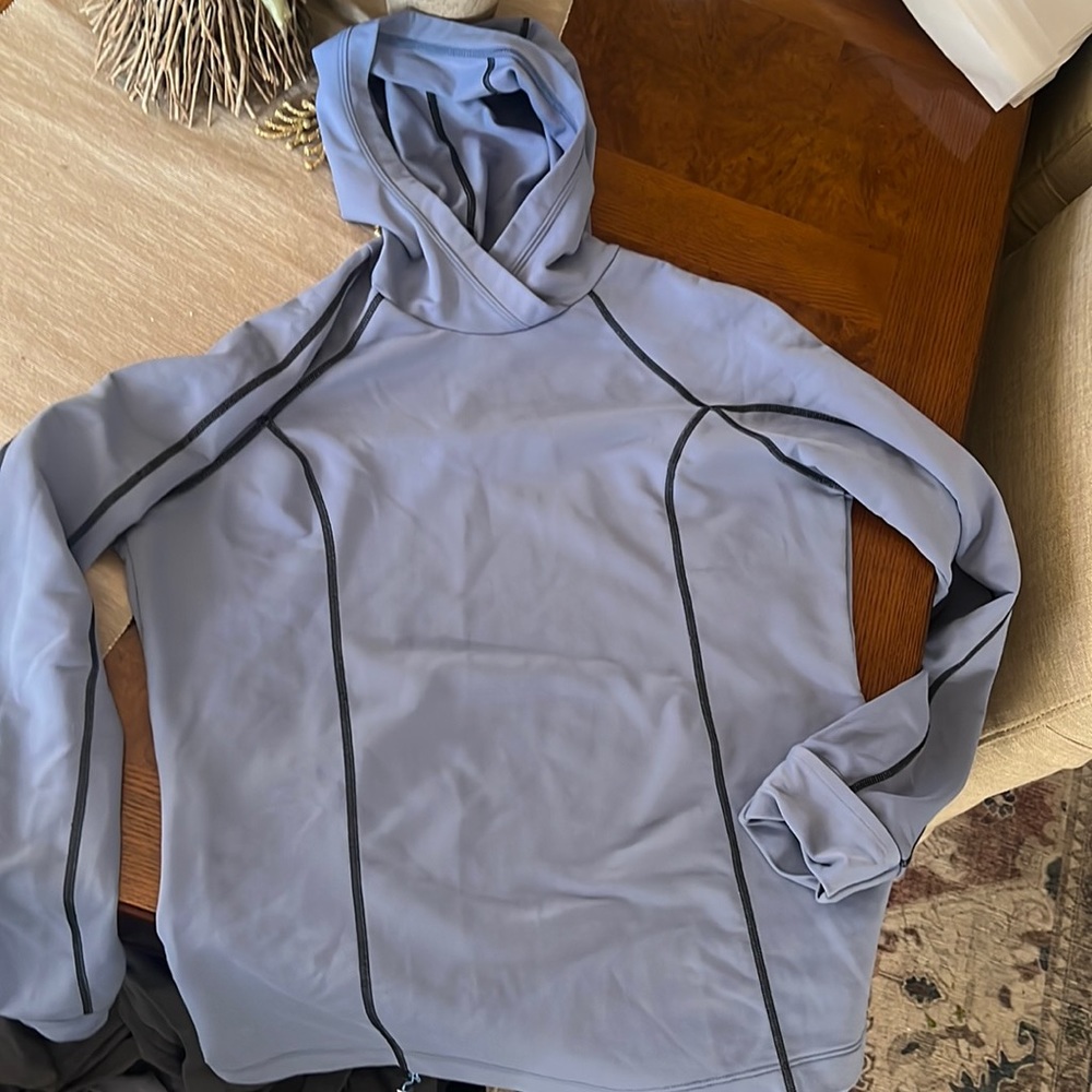 Athleta woman’s sweatshirt / work out top, size L with enclosed hand warmer!